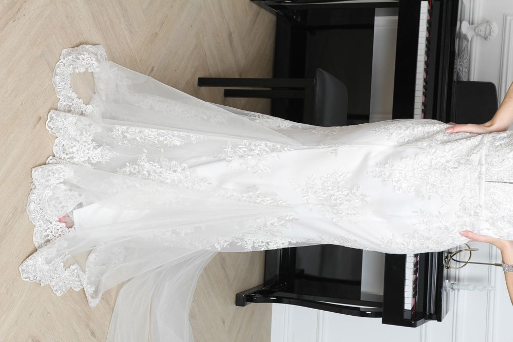 Elegant Lace Wedding Gown_thumbnail_2
